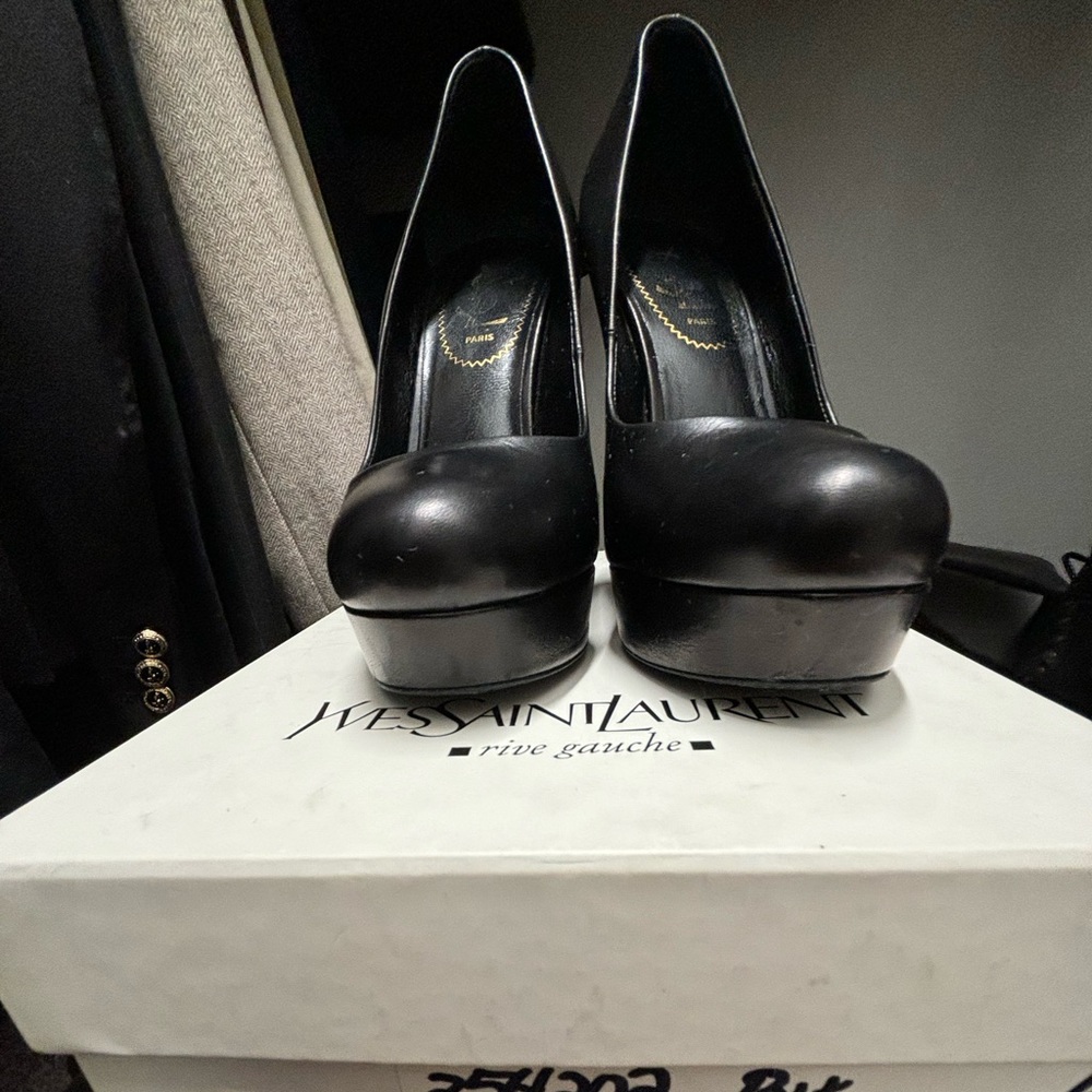 YSL Gisele 105 black leather classic round toe pumps. Size 36 .